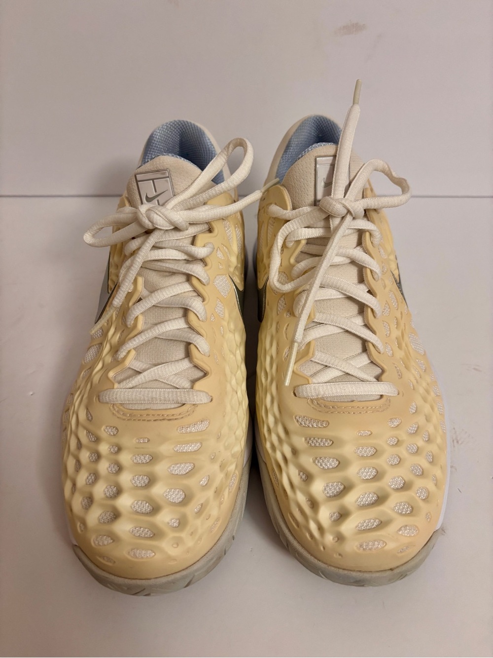 Nike Women’s Cream Mesh Tennis Shoes with Silver Swoosh size 8 - Picture 3 of 8
